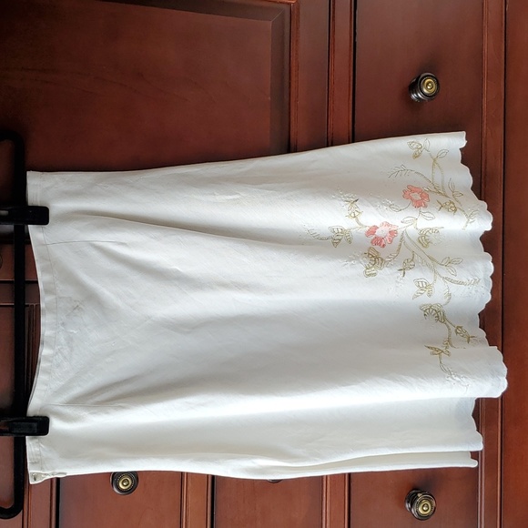 Ann Taylor - cream linen skirt with flower embroidery. Size: 4. - Picture 2 of 5